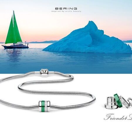 Silberne Bering-Halskette mit grünem Element vor arktischer Szenerie mit Segelboot und Eisberg, daneben weitere Schmuckdetails.